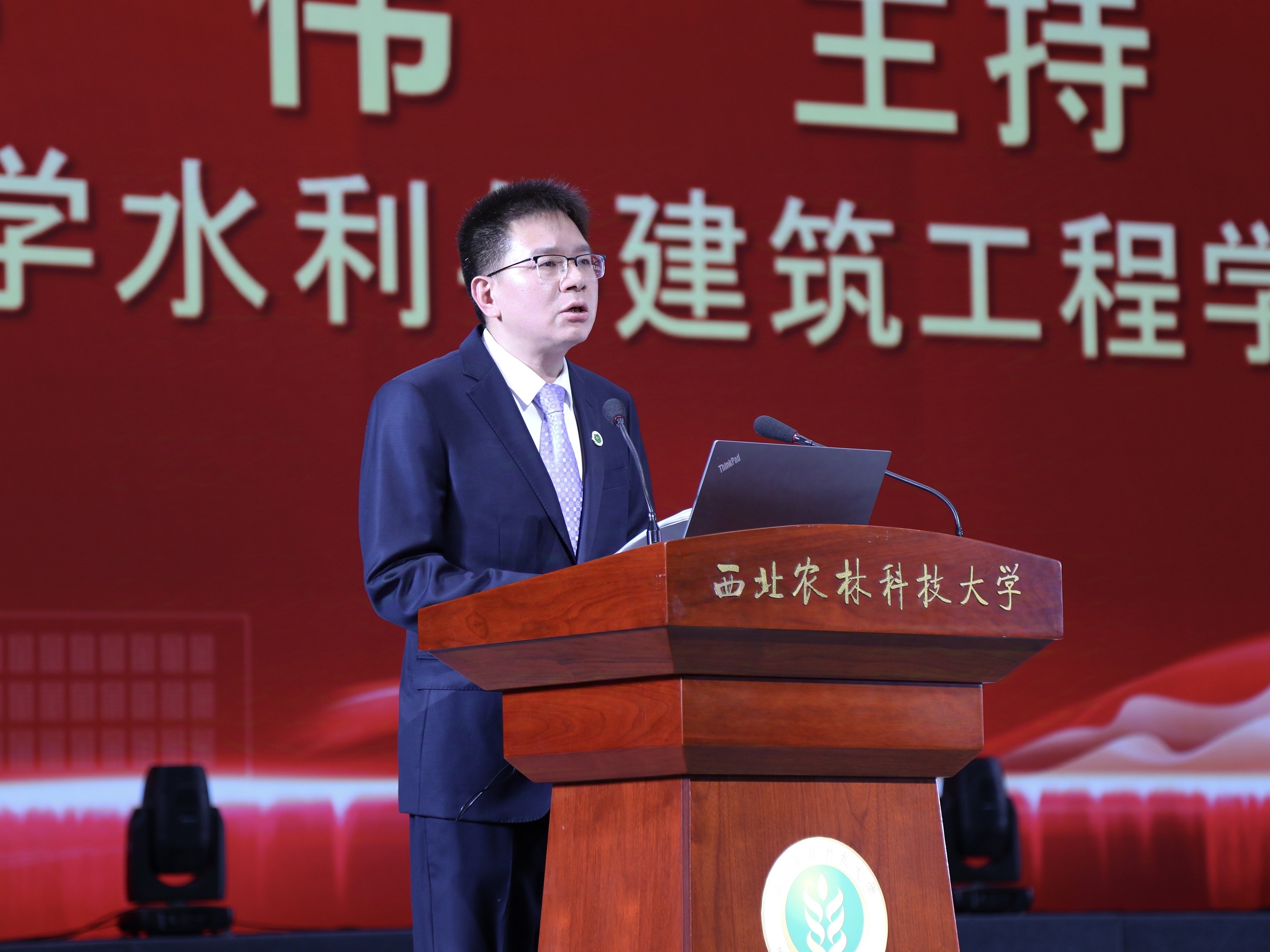 13-91唐伯虎
党委书记郑伟主持大会.jpg